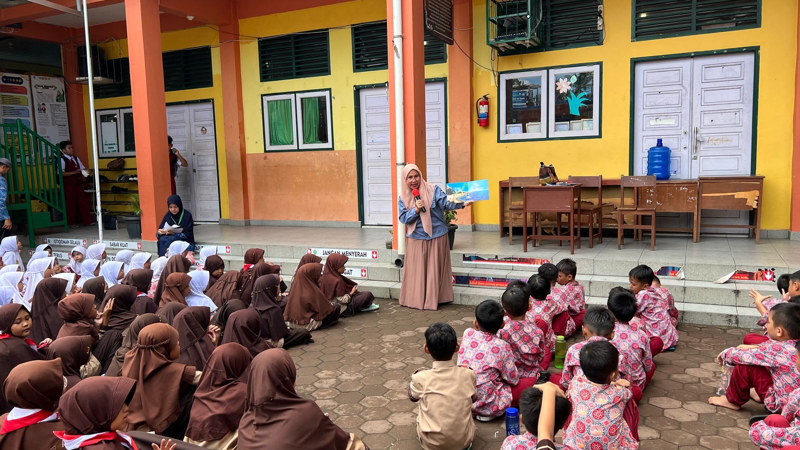 Perpustakaan Keliling ke SD IT LUQMAN Kec.Lubuk Kilangan